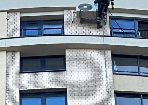 Монтаж наружного блока мульти-сплит системы с защитной корзиной Монтаж наружного блока мульти-сплит системы с защитной корзиной